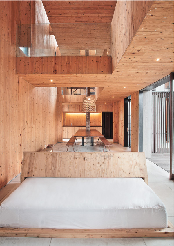 ruang tamu minimalis dengan nuansa kayu